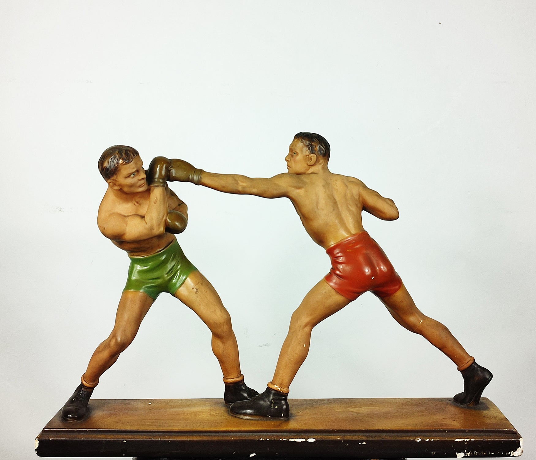 Escultura antigua de caja a color (V). 1940