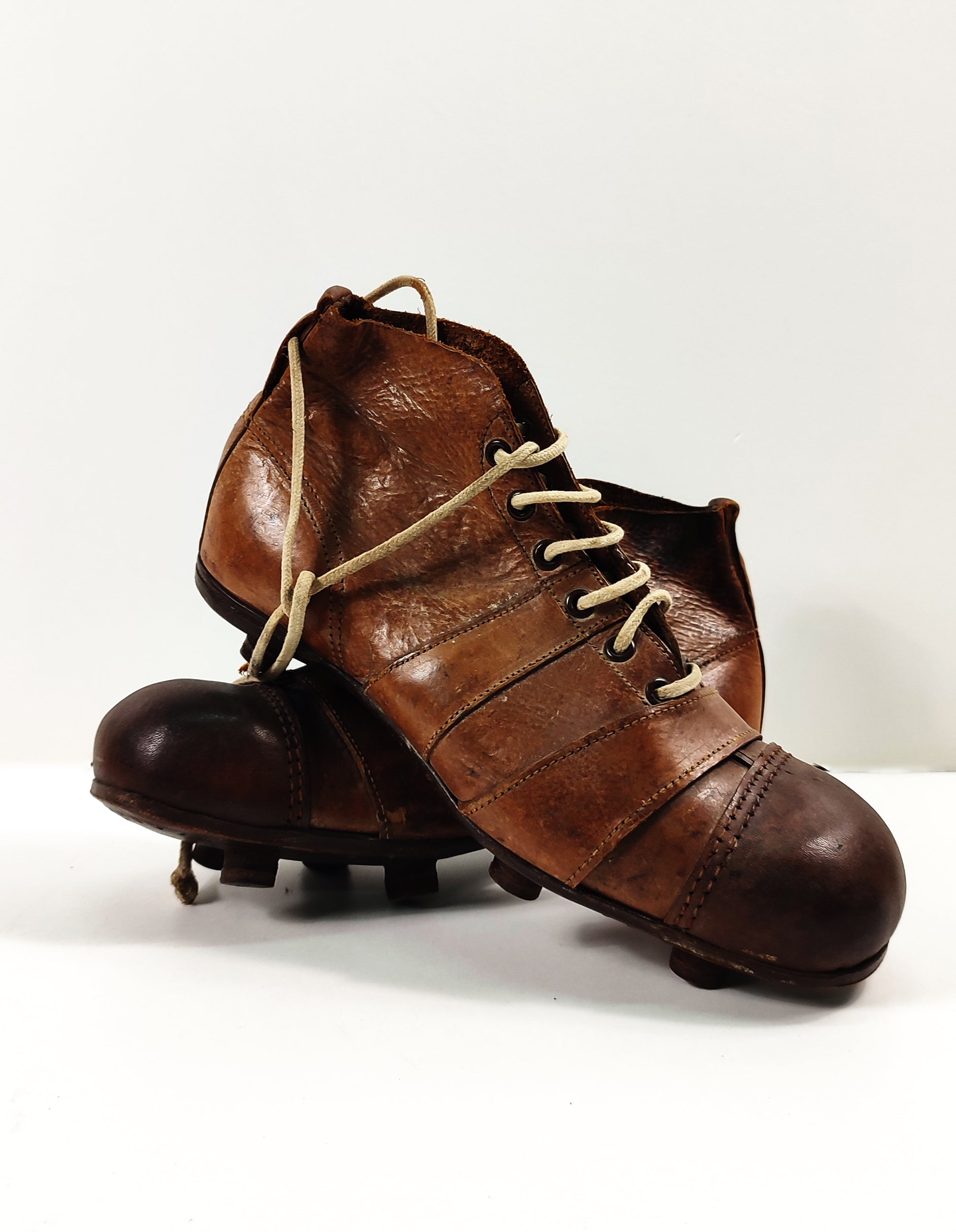 Botas antiguas del Manchester United, de fútbol inglés. C. 1940-1950
