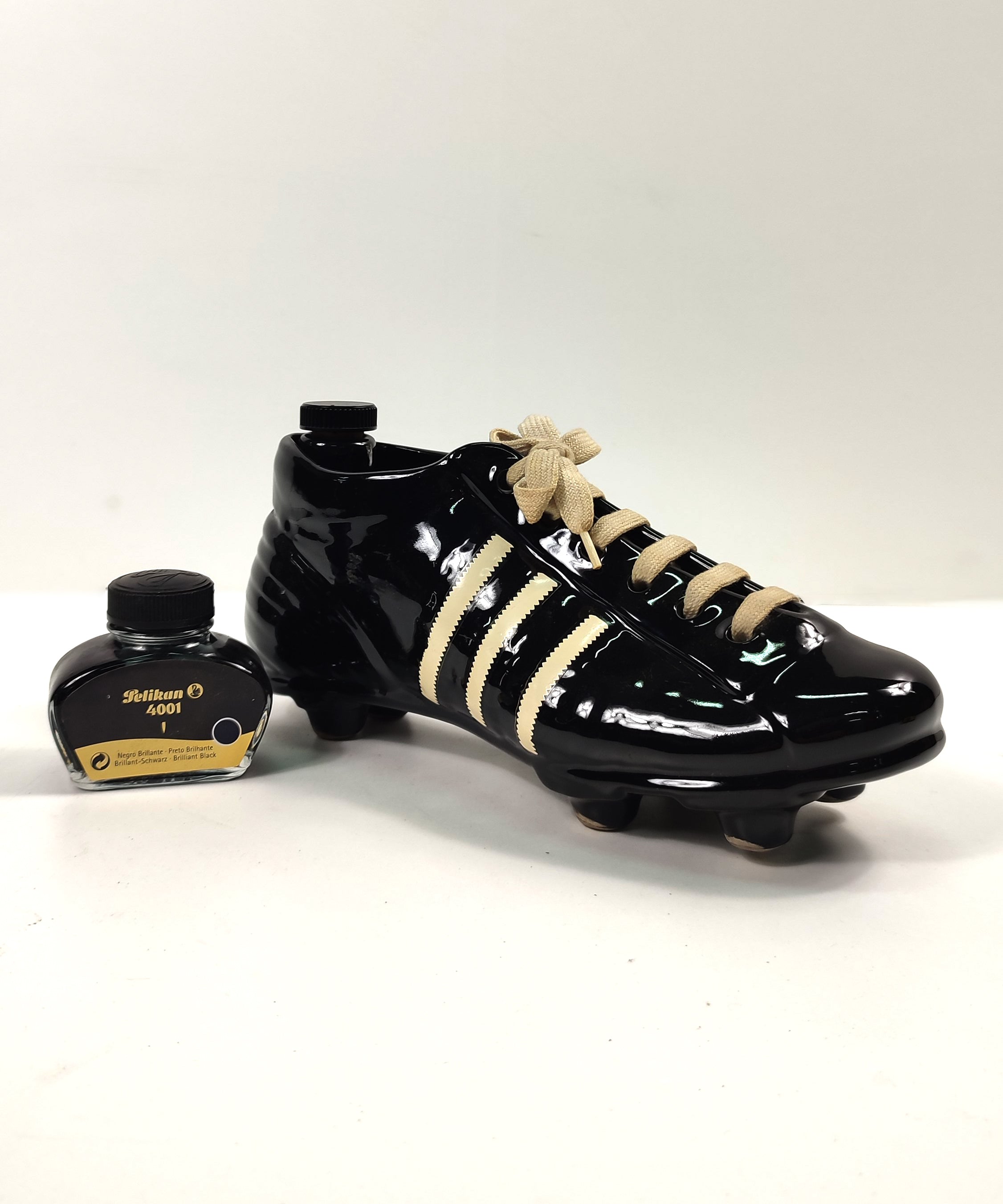 TINTERO DE CERÁMICA CON FORMA DE BOTA DE FÚTBOL - PELIKAN. C. 1970
