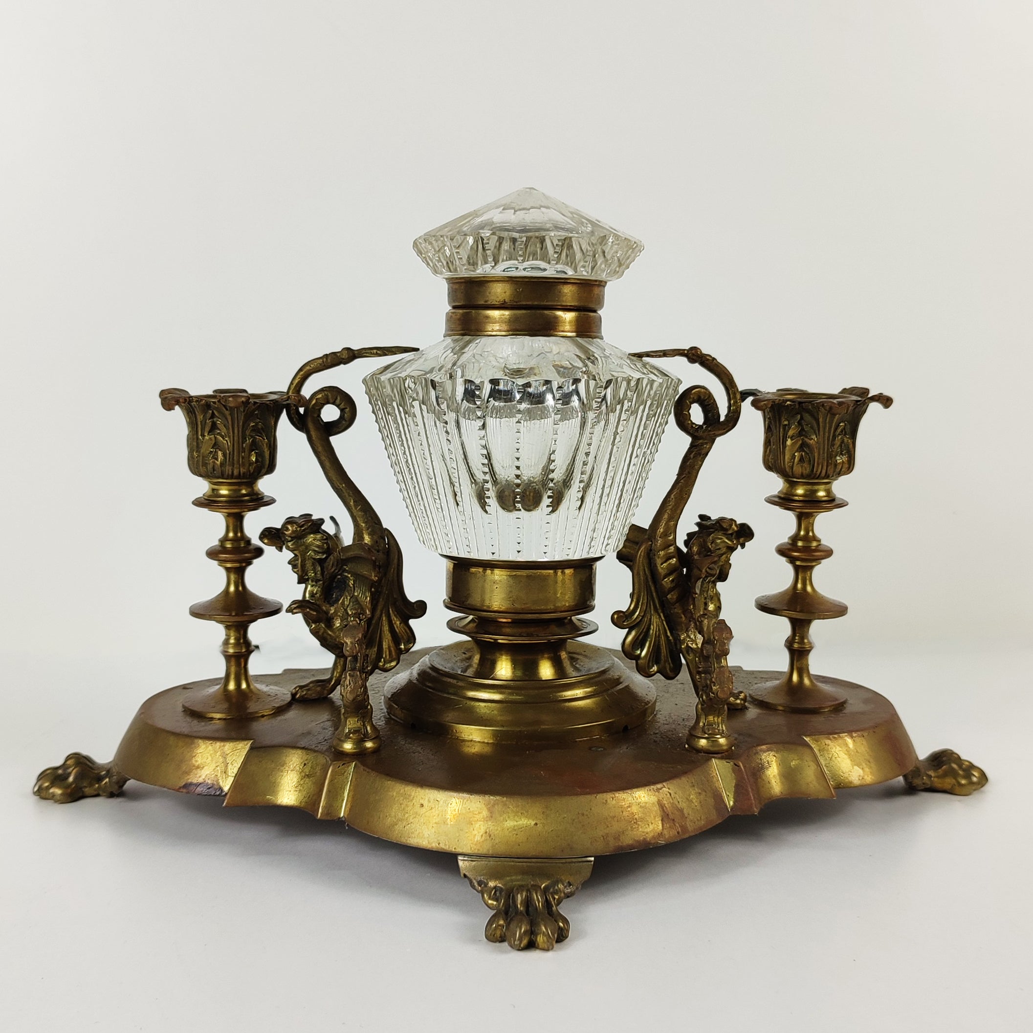 FRASCO DE PERFUME Y CANDELABROS CON DRAGONES